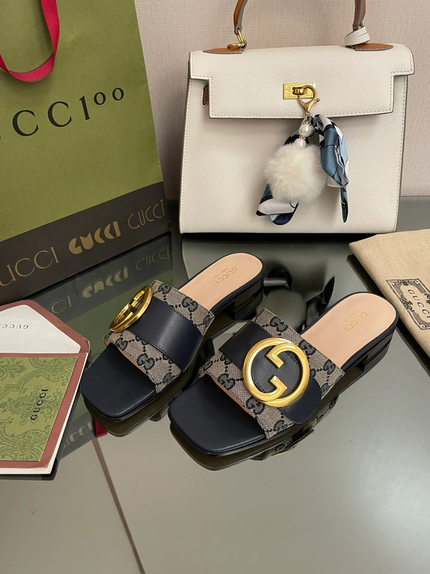 👟👟Ex-factory price 440👟👟 GuCCl high-end boutique 2024 round interlocking double GG new sandals, original and original quality! Every detail has been carefully crafted and can be compared with ZG, the quality is the same!  Fabric: Original customized waxed leather Hardware: Dongguan Dachang mold-opening hardware round interlocking double G buckle Lining/foot pads: High-end custom sheepskin lining Heel height: 1.0CM Outsole: Italian genuine leather sole Size: 35-41 (40 41 customized, non-returnable) Original high-end packaging!  The GucCi Blondie series made its debut in Los Angeles during the "Gucci March of Love" series of fashion shows, showing its outstanding charm on the star-studded Hollywood Walk of Fame. The new series echoes the style shown in the recent series, blending retro aesthetics and modern fashion to integrate different eras! The monogram pattern of the brand founder comes from the archive design of the 1970s, vividly interpreting this mid-heeled shoe💋👏 ●Circular interlocking Double G details. Flat heel ●1.0 cm heel height ●Italian creation Green full set of high-end original packaging